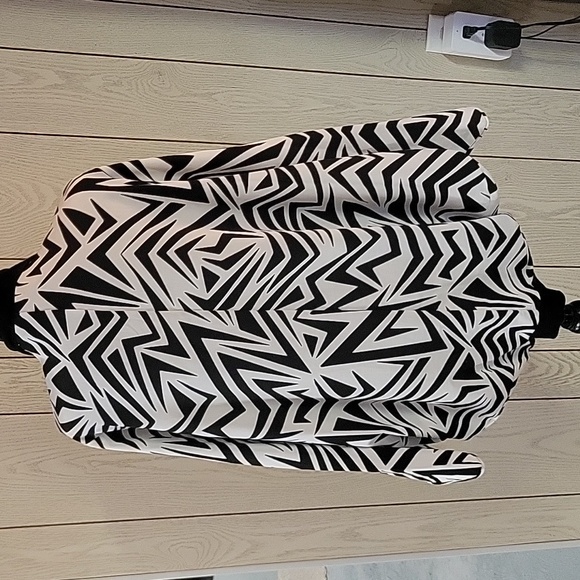 Kardashian kollection shawl - Picture 2 of 6